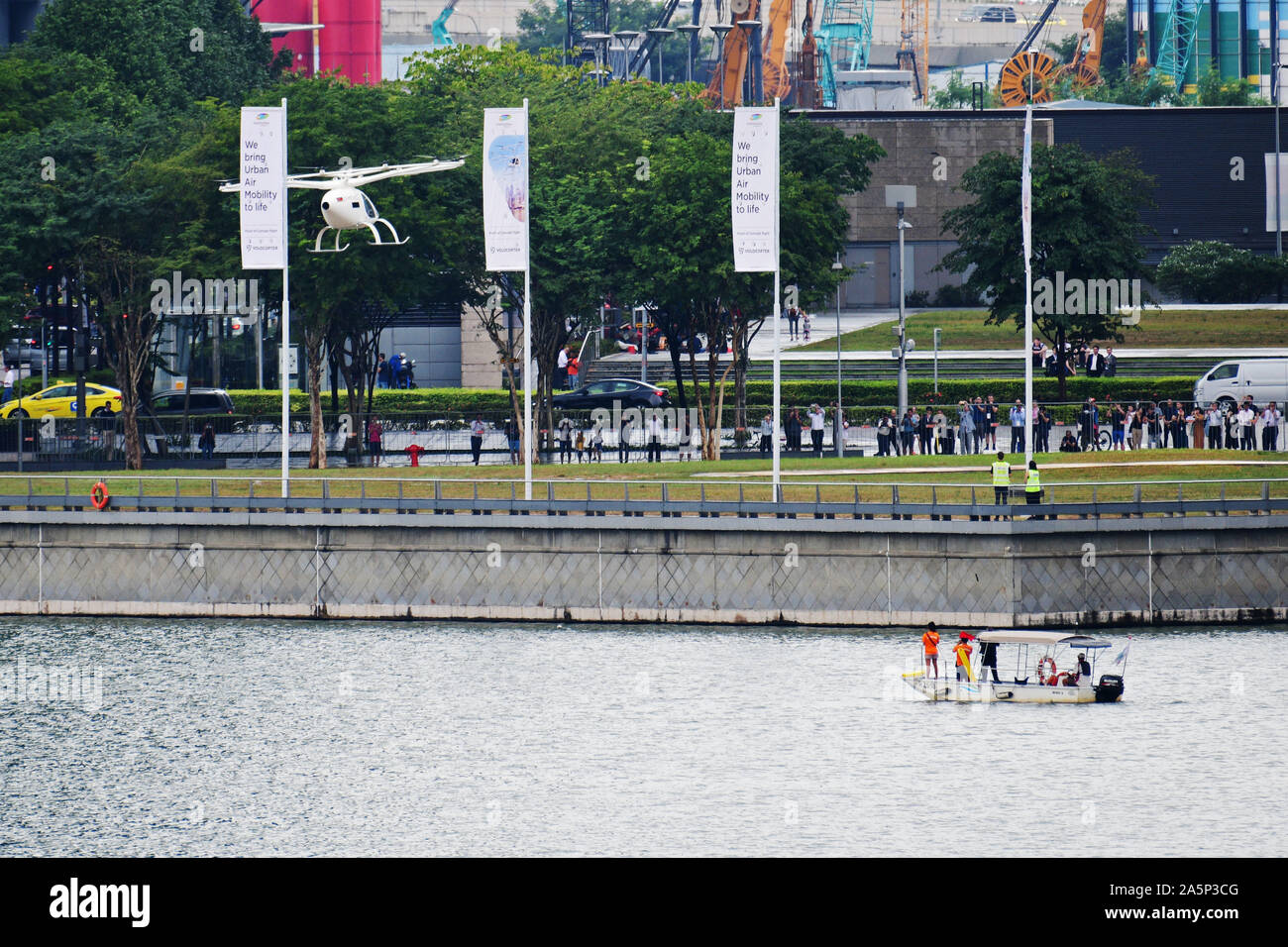 Singapur. 22 Okt, 2019. Ein volocopter Air Taxi fliegt über Marina Bay in einem städtischen Testflug während des 26. Intelligente Verkehrssysteme (ITS) World Congress in Singapur, am 22.Oktober 2019. Credit: Dann Chih Wey/Xinhua/Alamy leben Nachrichten Stockfoto