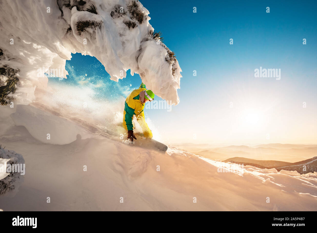 Schnelle snowboarder am schönen off-piste-Hang. Backcountry Ski oder Snowboard Resort Konzept Stockfoto