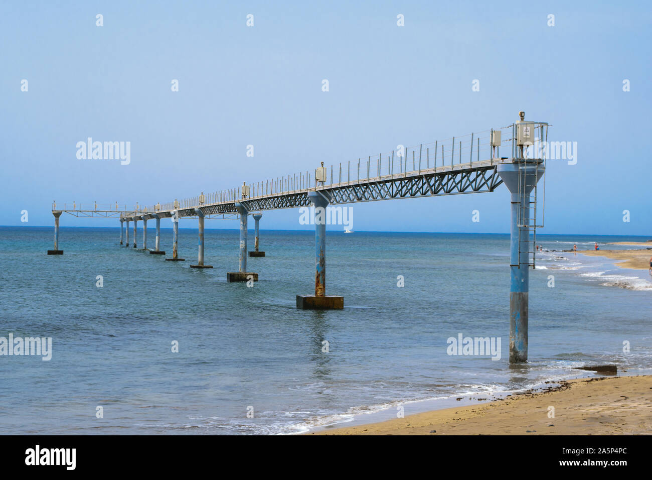 Säule leiten elektrischen Leitungen an der Küste von Puerto del Carmen, Lanzarote Stockfoto