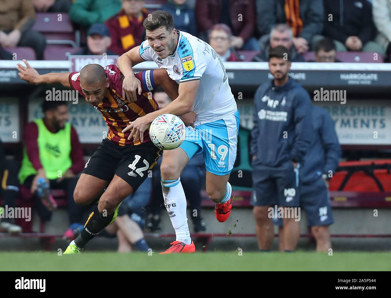 Bradford, Großbritannien. 19. Oktober 2019 Bradford James Vaughan mias Für den Ball gegen die Crawley Jordanien Tunnicliffe während der Sky Bet Liga Match zwischen Bradford City und Crawley Town an Der Utilita Energie Stadion in Bradford. Quelle: Tele Images/Alamy leben Nachrichten Stockfoto