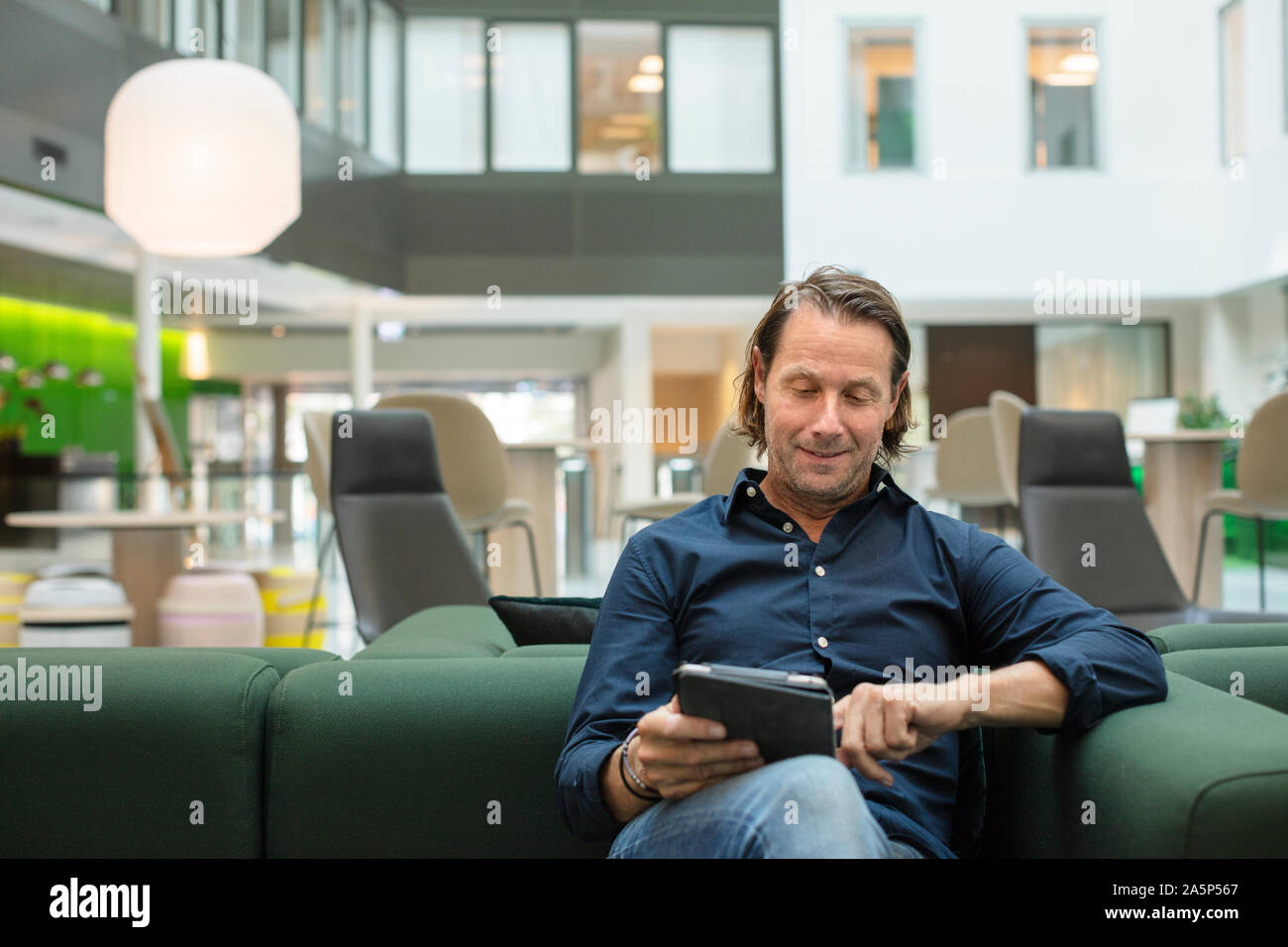 Mann mit digital-Tablette wegschauen Stockfoto