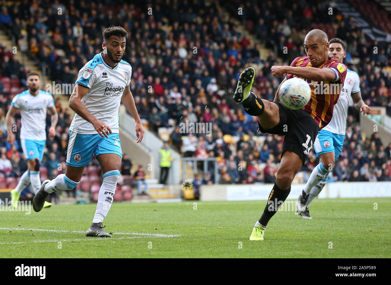 Bradford, Großbritannien. 19. Oktober 2019 Bradford James Vaughan löscht die Kugel während der Himmel Wette Liga Match zwischen Bradford City und Crawley Town an Der Utilita Energie Stadion in Bradford. Quelle: Tele Images/Alamy leben Nachrichten Stockfoto