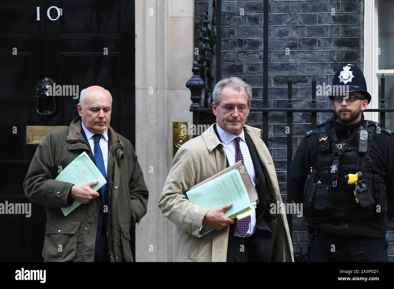 Iain Duncan Smith und Owen Paterson (rechts) verlassen die Downing Street, London, nach der Teilnahme an einer Sitzung. PA-Foto. Bild Datum: Dienstag, 22. Oktober 2019. Siehe PA Geschichte Politik Brexit. Foto: Stefan Rousseau/PA-Kabel Stockfoto