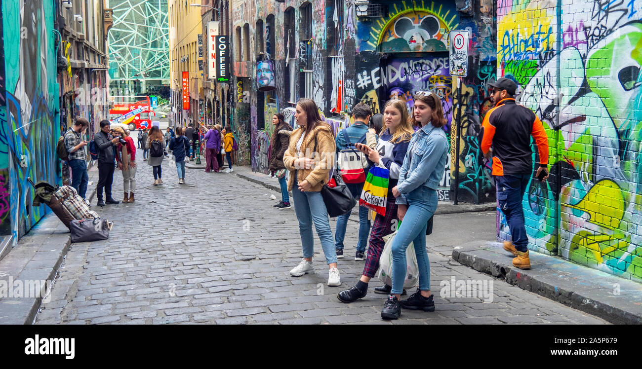 Touristen und Fotografieren und Instagram Fotos von Graffiti Streetart in Hosier Lane Melbourne Victoria Australien suchen. Stockfoto