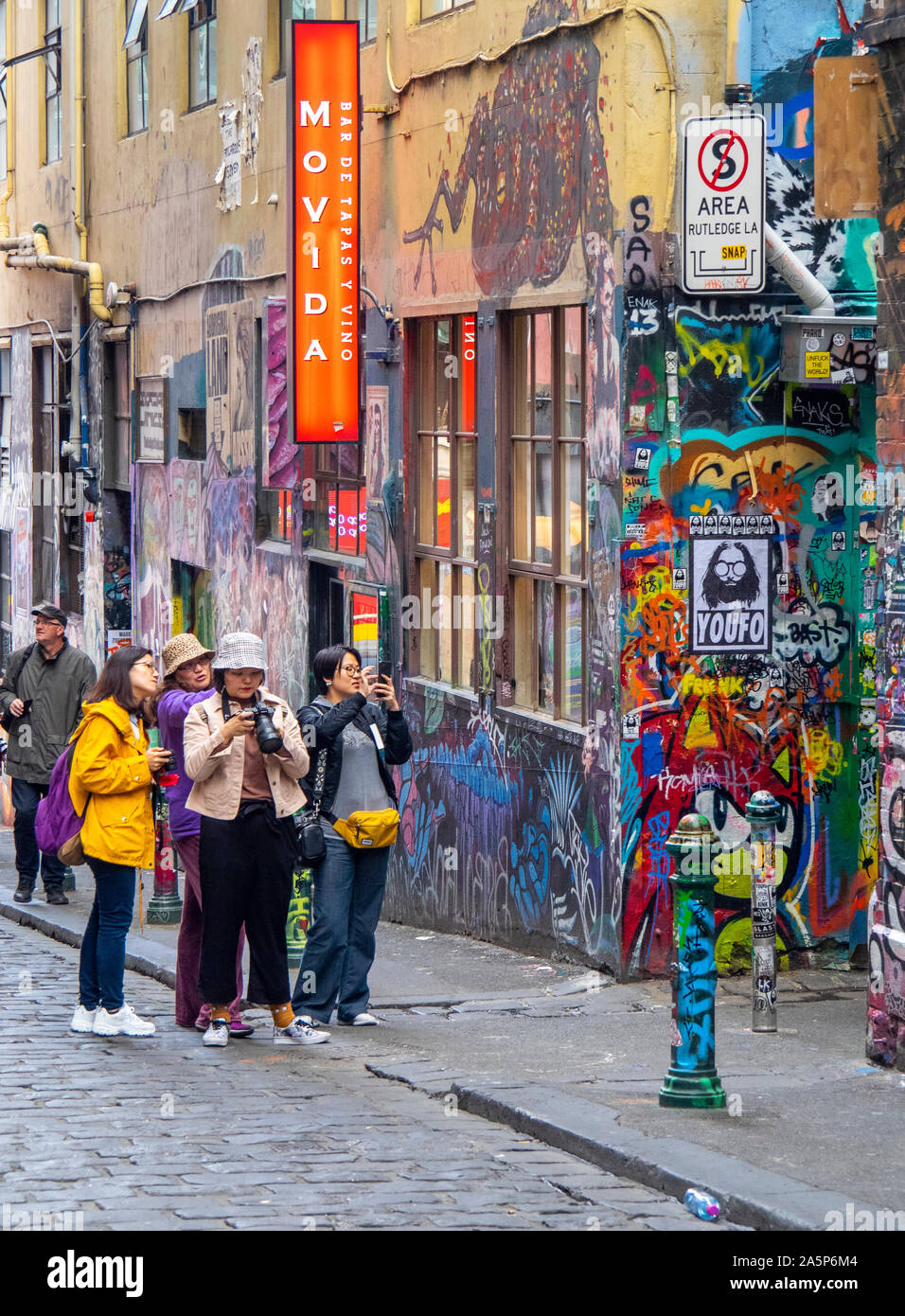 Asiatische Touristen fotografieren und Instagram Fotos von Graffiti und Street Art in Hosier Lane Melbourne, Victoria, Australien. Stockfoto