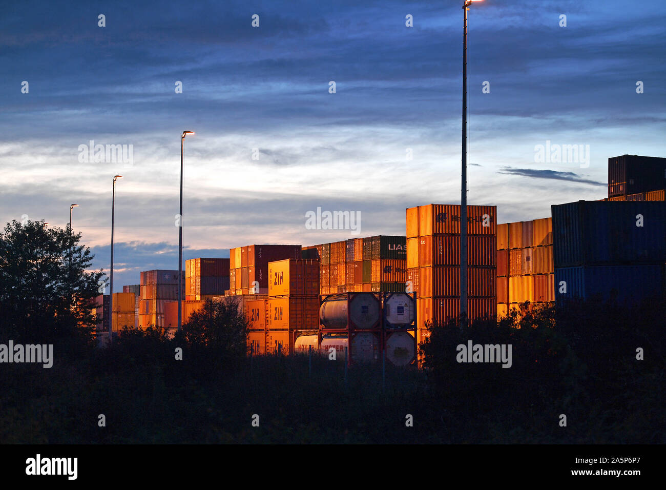 München Riem, Deutschland. Okt, 2019 21. Thema Export, Container, Kloiber Container Depot neben dem DUSS container Bahnhof Muenchen Riem in der Nähe von Feldkirchen in Bayern am Abend, Abendstimmung, | Nutzung der weltweiten Kredit: dpa/Alamy leben Nachrichten Stockfoto