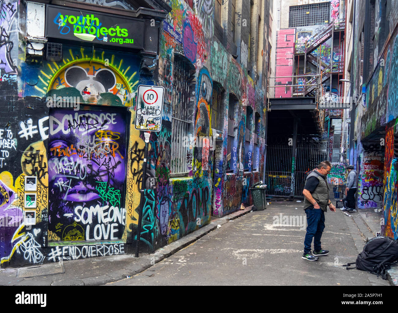 Zwei Männer stehen in Rutledge Lane Wände in Graffiti und Street Art Melbourne, Victoria, Australien. Stockfoto