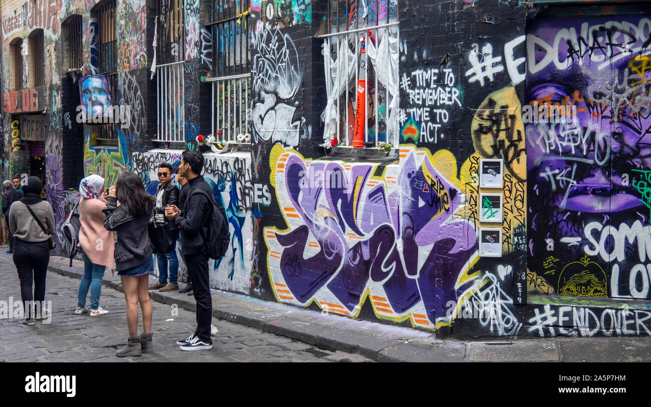 Asiatische Touristen fotografieren und Instagram Fotos von Graffiti und Street Art in Hosier Lane Melbourne, Victoria, Australien. Stockfoto