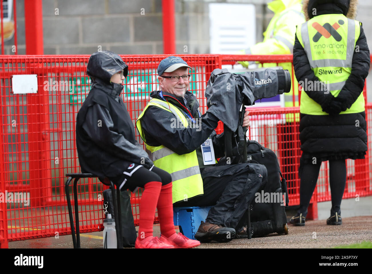Professioneller Sportfotograf Simon Dack Pitch Side während eines Fußballspiels. Stockfoto