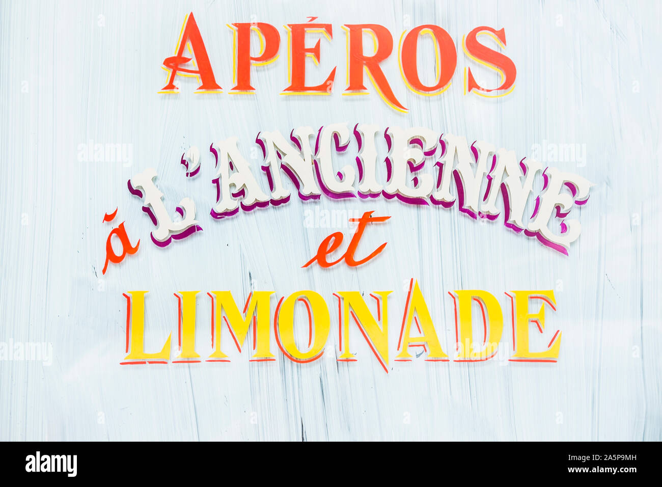 Aperos a l'ancienne et Limonade, alte Schule Schriftzug auf weißem Glas Farbe Stockfoto