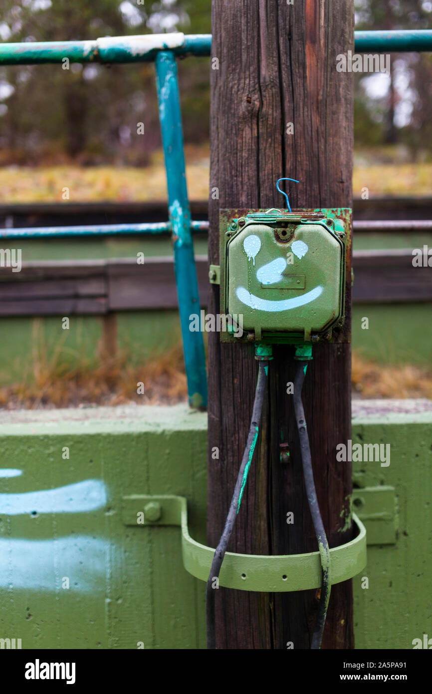 Bemalte Gesicht auf telefonmast Stockfoto