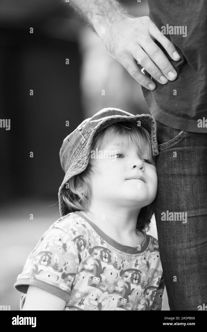 Kleinkind Mädchen mit Vater Stockfoto