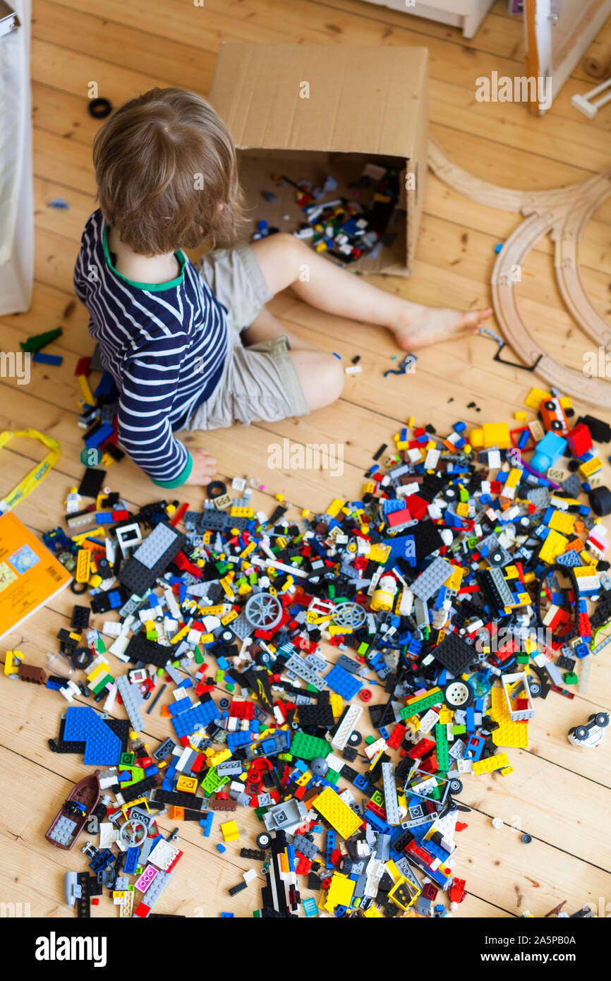 Junge Lego spielen Stockfoto