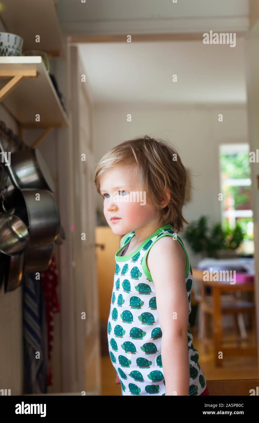 Junge wegschauen Stockfoto