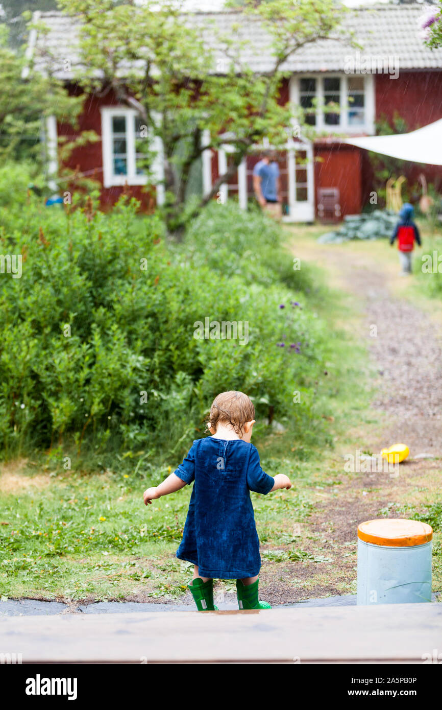 Kleinkind Mädchen im Garten Stockfoto