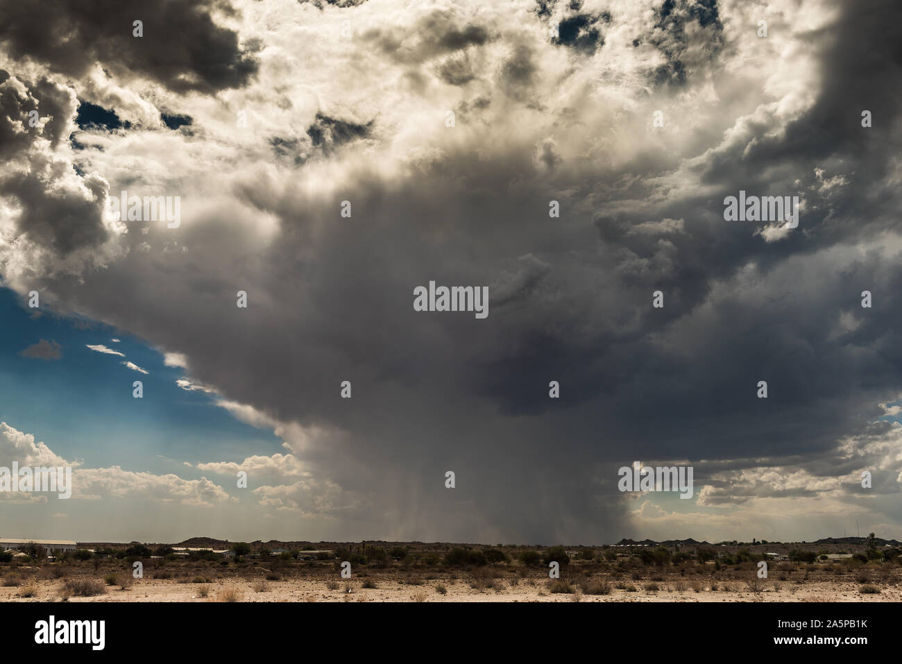 Ein Wolkenbruch in Namibia in der Nähe der Stadt Keetmanshop Stockfoto