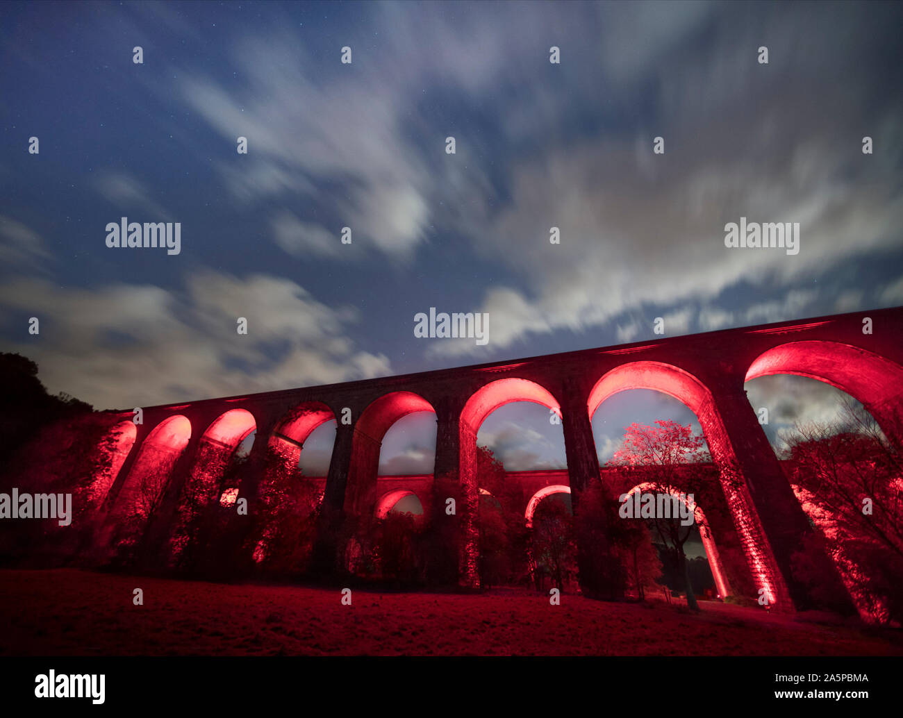 Jabel, Wales. 13. Oktober 2019. Chirk Aqueduct und Viadukt, auf dem Shropshire/Wales Grenze. Sie sind unter den fünf ikonische Strukturen, die jeden Abend bis zum 27. Oktober leuchten die 10 Jahre seit Pontcysyllte Aquädukt Weltkulturerbe der UNESCO wurde. © John Hayward Stockfoto