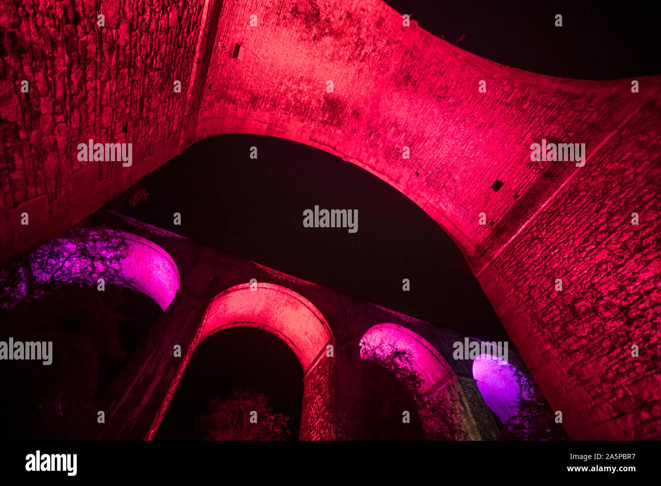 Jabel, Wales. 13. Oktober 2019. Chirk Aqueduct und Viadukt, auf dem Shropshire/Wales Grenze. Sie sind unter den fünf ikonische Strukturen, die jeden Abend bis zum 27. Oktober leuchten die 10 Jahre seit Pontcysyllte Aquädukt Weltkulturerbe der UNESCO wurde. © John Hayward Stockfoto
