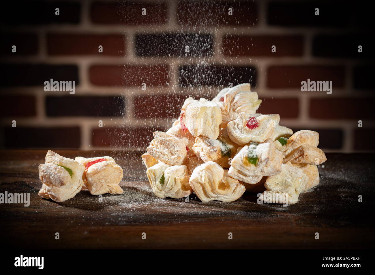 Kuchen gefüllt mit türkischen Köstlichkeiten mit Puderzucker bestreut Stockfoto