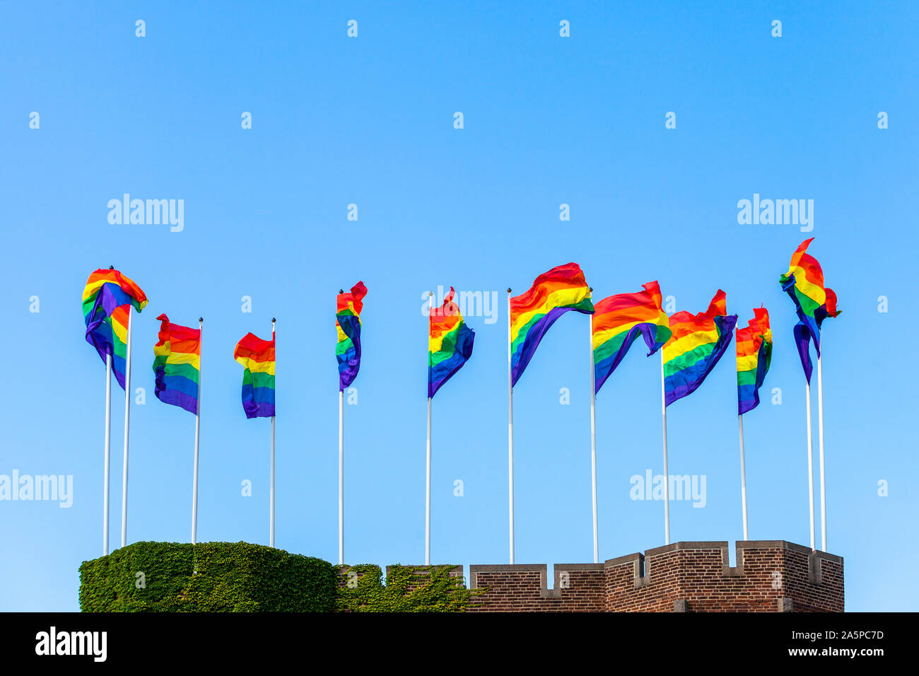 Regenbogen Fahnen gegen den Himmel Stockfoto