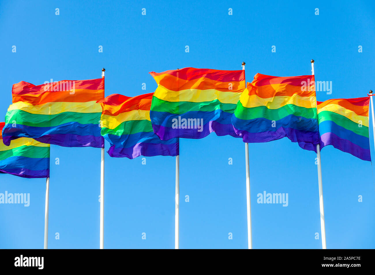 Regenbogen Fahnen gegen den Himmel Stockfoto