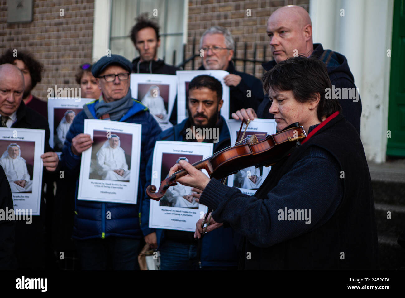 Aktivisten und Journalisten halten sie Porträts von Jamal Khashoggi außerhalb der saudi-arabischen Botschaft während der gebetswache. Mitglieder von Amnesty International, Nationale Gewerkschaft der Journalisten und die Armee von Bienen halten eine Mahnwache außerhalb der saudi-arabischen Botschaft in Dublin Jamal Khashoggi zu erinnern. Ein ausgesprochener Kritiker der saudischen Königsfamilie, Herr Khashoggi war im saudischen Konsulat in Istanbul, Türkei am 2. Oktober 2018 ermordet. Stockfoto