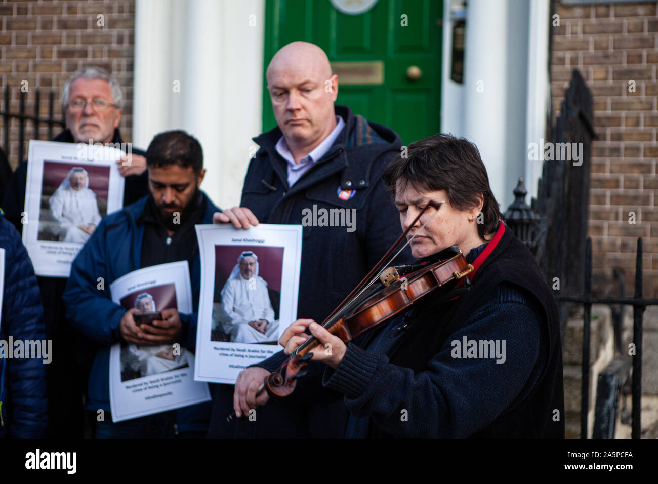Aktivisten und Journalisten halten sie Porträts von Jamal Khashoggi außerhalb der saudi-arabischen Botschaft während der gebetswache. Mitglieder von Amnesty International, Nationale Gewerkschaft der Journalisten und die Armee von Bienen halten eine Mahnwache außerhalb der saudi-arabischen Botschaft in Dublin Jamal Khashoggi zu erinnern. Ein ausgesprochener Kritiker der saudischen Königsfamilie, Herr Khashoggi war im saudischen Konsulat in Istanbul, Türkei am 2. Oktober 2018 ermordet. Stockfoto