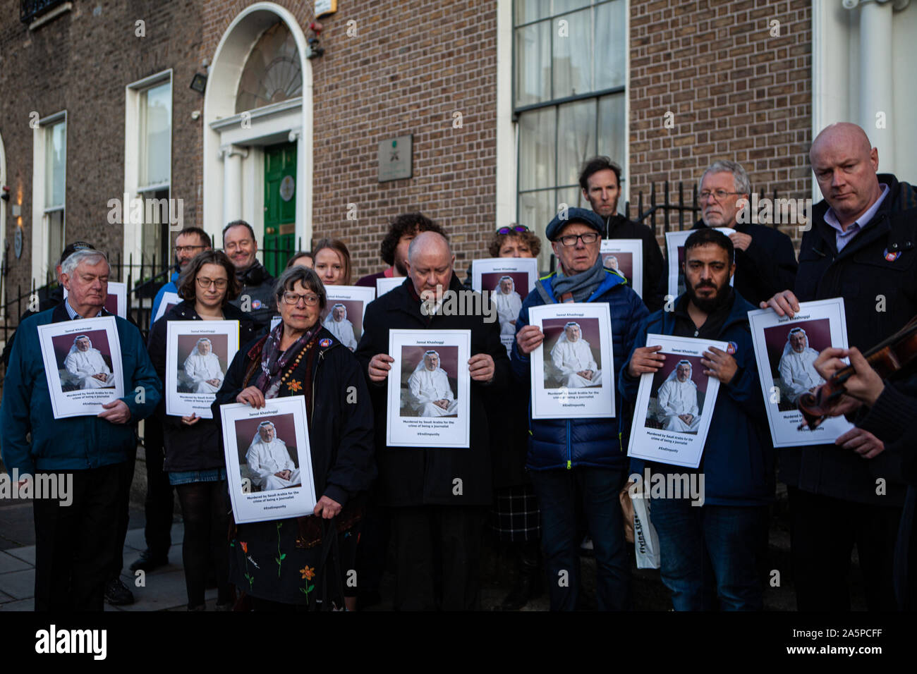 Aktivisten und Journalisten halten sie Porträts von Jamal Khashoggi außerhalb der saudi-arabischen Botschaft während der gebetswache. Mitglieder von Amnesty International, Nationale Gewerkschaft der Journalisten und die Armee von Bienen halten eine Mahnwache außerhalb der saudi-arabischen Botschaft in Dublin Jamal Khashoggi zu erinnern. Ein ausgesprochener Kritiker der saudischen Königsfamilie, Herr Khashoggi war im saudischen Konsulat in Istanbul, Türkei am 2. Oktober 2018 ermordet. Stockfoto