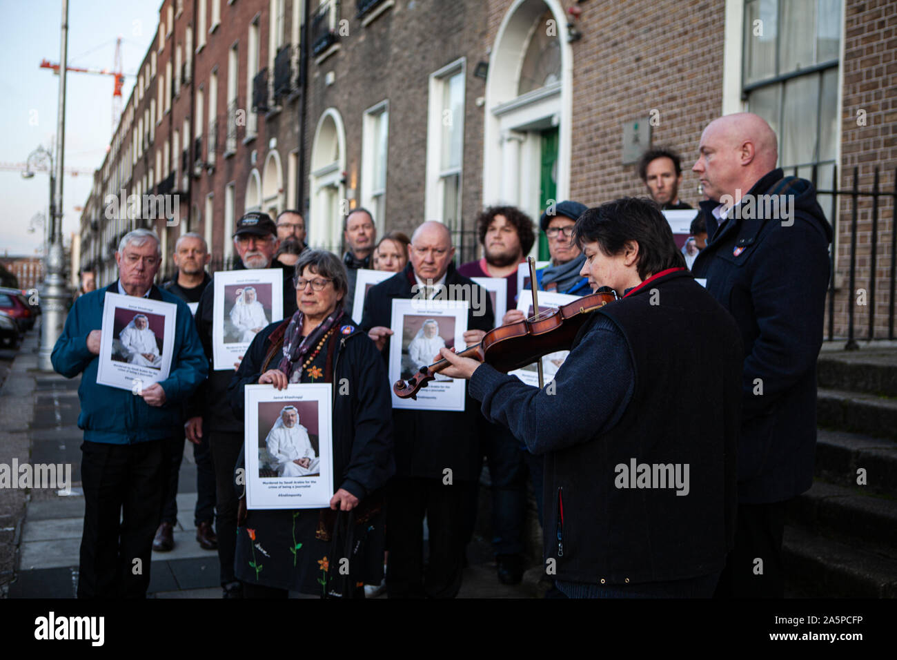 Aktivisten und Journalisten halten sie Porträts von Jamal Khashoggi außerhalb der saudi-arabischen Botschaft während der gebetswache. Mitglieder von Amnesty International, Nationale Gewerkschaft der Journalisten und die Armee von Bienen halten eine Mahnwache außerhalb der saudi-arabischen Botschaft in Dublin Jamal Khashoggi zu erinnern. Ein ausgesprochener Kritiker der saudischen Königsfamilie, Herr Khashoggi war im saudischen Konsulat in Istanbul, Türkei am 2. Oktober 2018 ermordet. Stockfoto