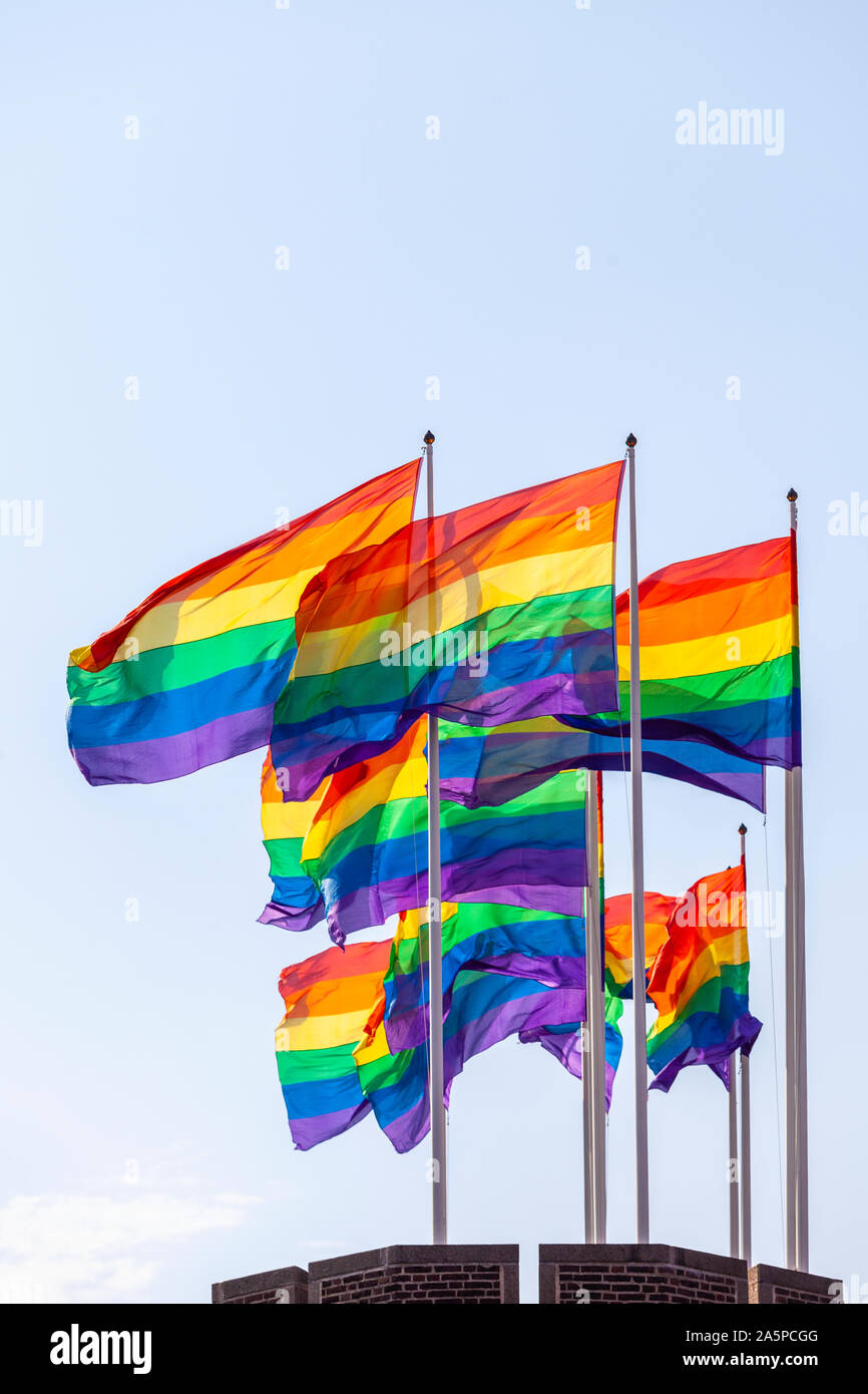 Regenbogen Fahnen gegen den Himmel Stockfoto