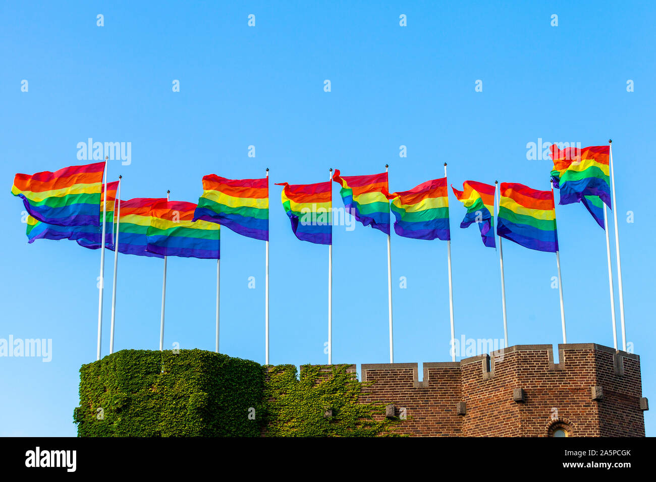 Regenbogen Fahnen gegen den Himmel Stockfoto