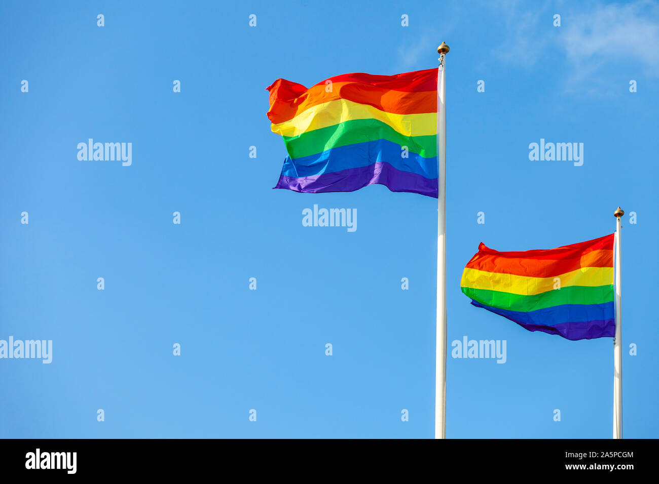 Regenbogen Fahnen gegen den Himmel Stockfoto