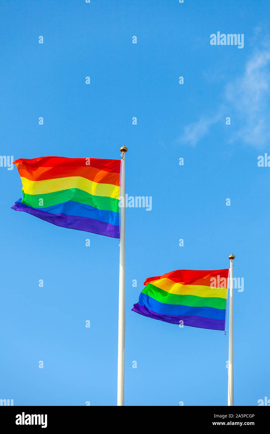 Regenbogen Fahnen gegen den Himmel Stockfoto