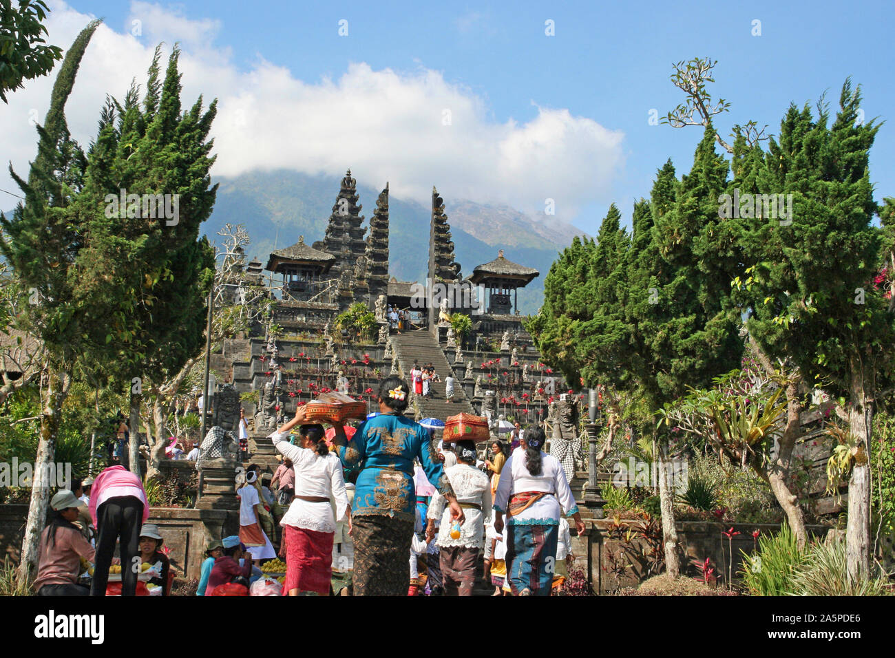 Besakih Tempel, Bali, Indonesien mit Agung Vulkan im Hintergrund. Stockfoto