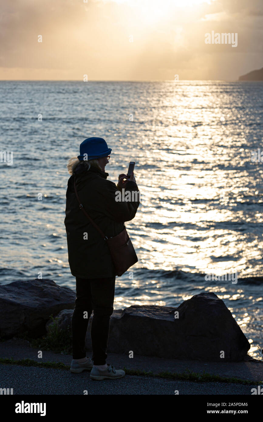 Frau Fotografieren der Teilmenge, Waterville, County Kerry, Irland Stockfoto