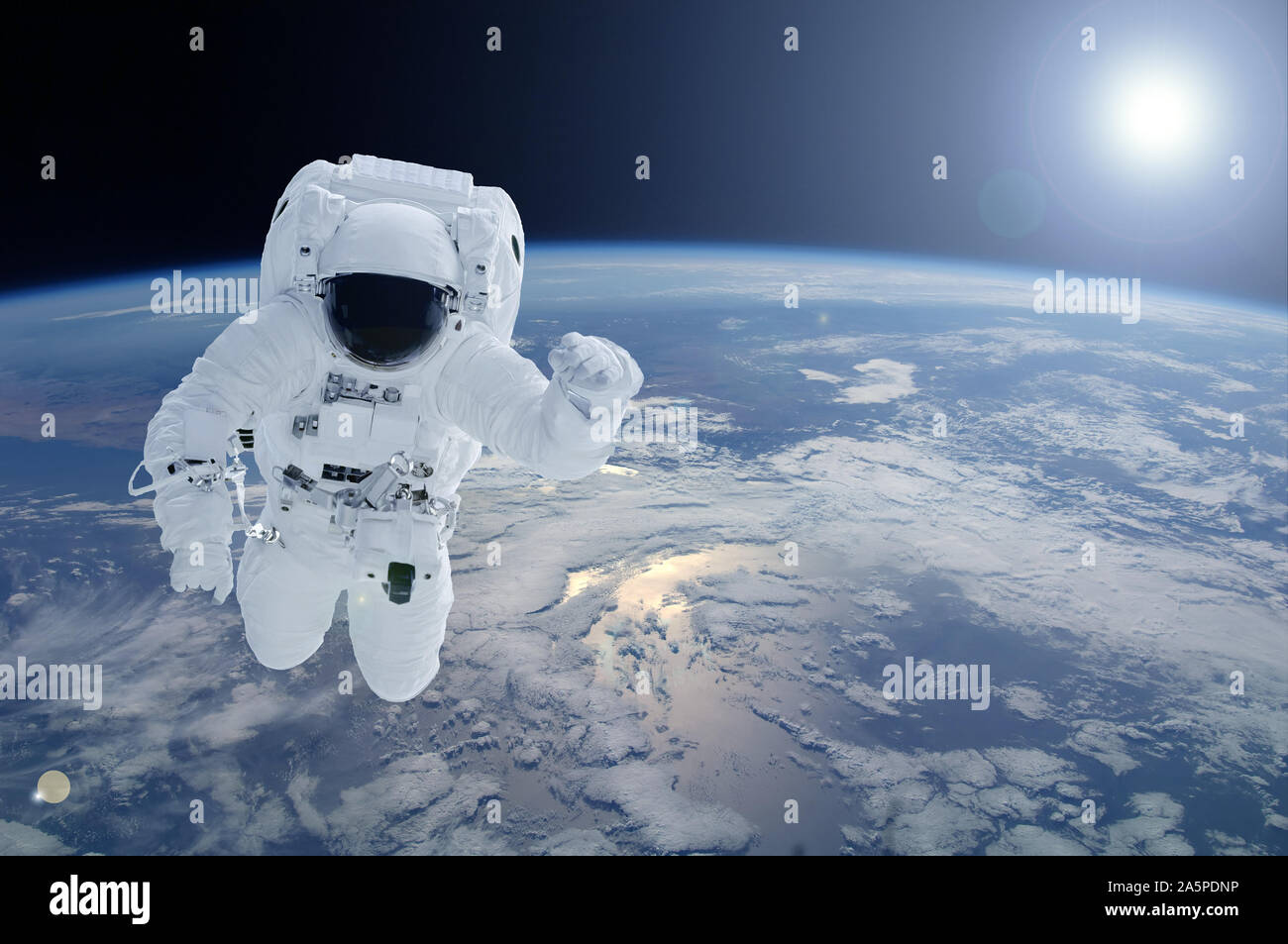 Astronaut über den Planeten Erde. Elemente dieses Bild wurde von der NASA eingerichtet. Stockfoto