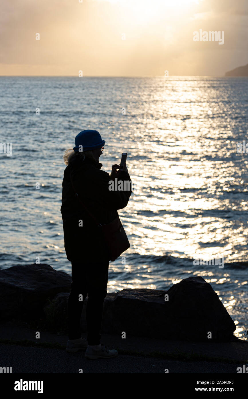 Frau Fotografieren der Teilmenge, Waterville, County Kerry, Irland Stockfoto