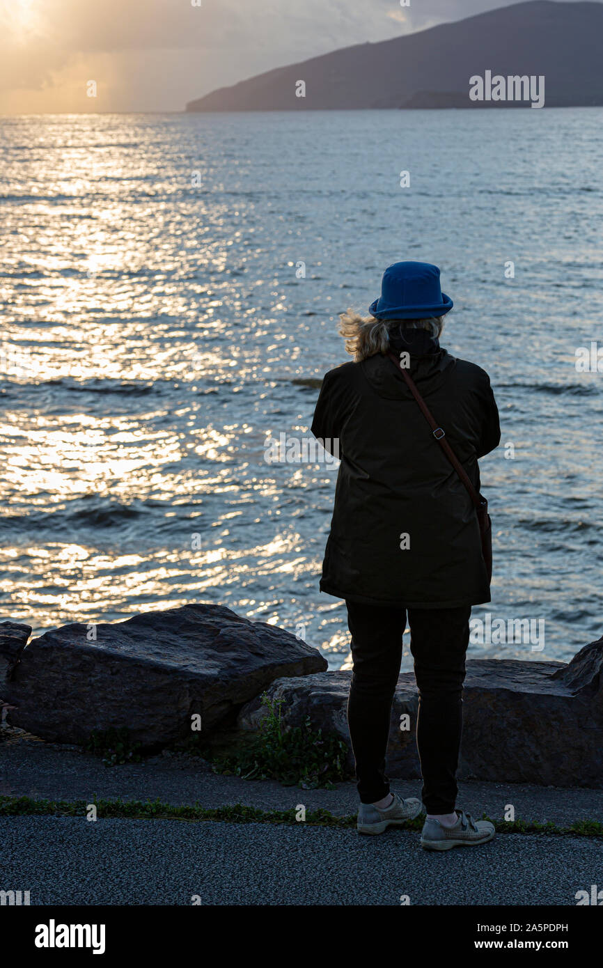 Frau Fotografieren der Teilmenge, Waterville, County Kerry, Irland Stockfoto