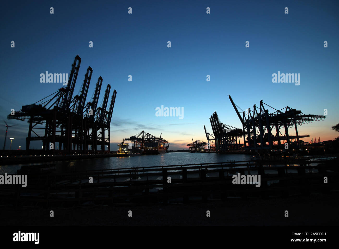 Hamburger Hafen bei Dämmerung, Sonnenuntergang Stockfoto