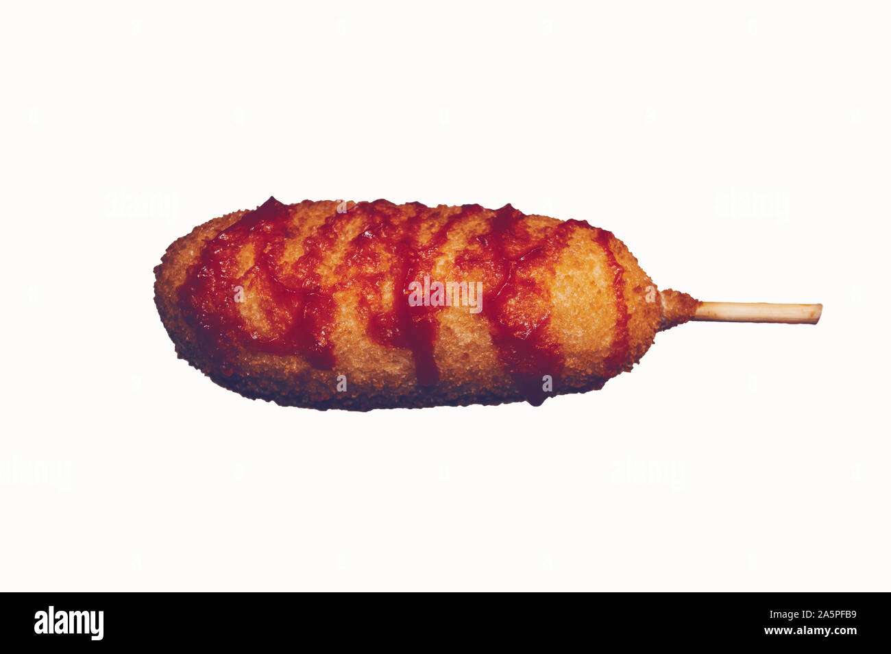 Auf weissem Hintergrund frisch gebratenen Mais Hund mit Sauce Stockfoto