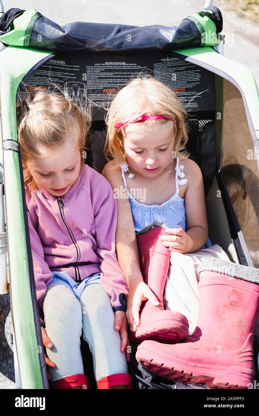 Zwei Mädchen im Kinderwagen Stockfoto