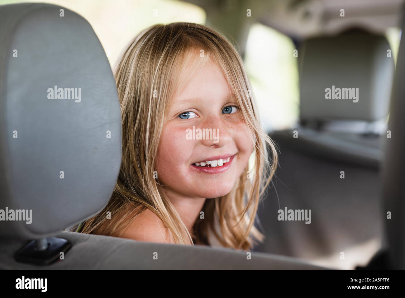 Lächelnde Mädchen im Auto. Stockfoto