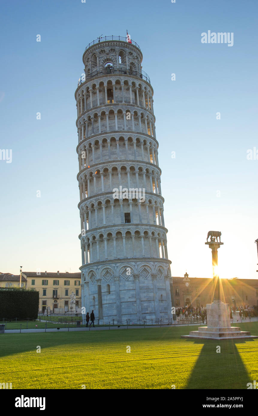 Hintergrundbeleuchtung der schiefe Turm von Pisa, Sonnenuntergang, Pisa, Italien Stockfoto