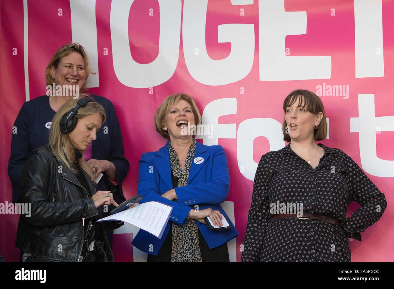 Westminster, London, Großbritannien. 19. Oktober 2019. (L und R) Antoinette Sandbach MP unabhängige Gruppe, Anna Soubry MP ändern UK und Jess Philipps MP Arbeit warten auf die Bühne zu kommen, um die Rallye auf den Parliament Square. Haben MPs nur zugunsten von Oliver Letwin MP Änderung der Regierung Brexit Abkommen gestimmt. Hunderttausende Anhänger der 'Abstimmung' konvergieren auf Westminster für eine "endgültige sagen 'neuen Premierminister Boris Johnson's Brexit beschäftigen. Stockfoto