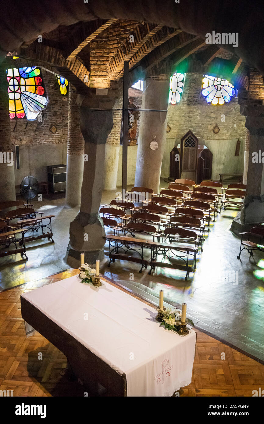 Cripta Güell von Antoni Gaudí. Colonia Güell. Stockfoto