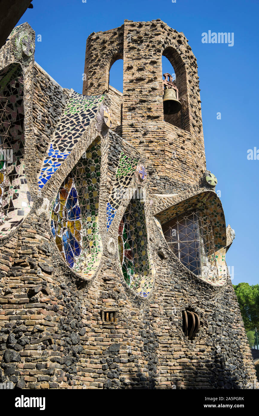 Cripta Güell von Antoni Gaudí. Colonia Güell. Stockfoto