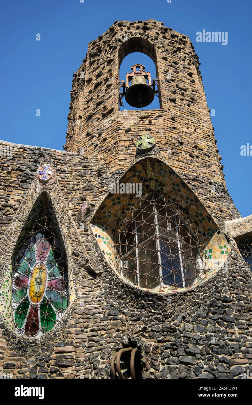 Cripta Güell von Antoni Gaudí. Colonia Güell. Stockfoto