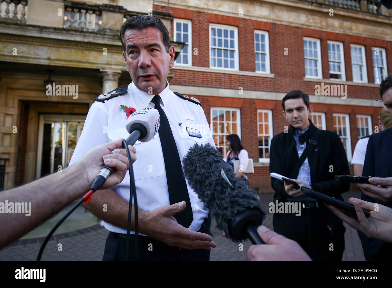 Chief Constable von Northamptonshire Polizei, Nick Adderley sprechen außerhalb Northamptonshire Polizei HQ in Wootton Hall Park, Northampton über den Tod von Harry Dunn. Stockfoto