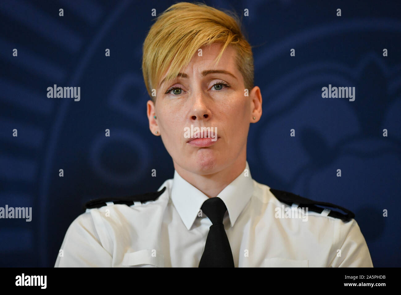 Betriebsleiter Sarah Johnson während einer Pressekonferenz in Northamptonshire Polizei HQ in Wootton Hall Park, Northampton über den Tod von Harry Dunn. Stockfoto