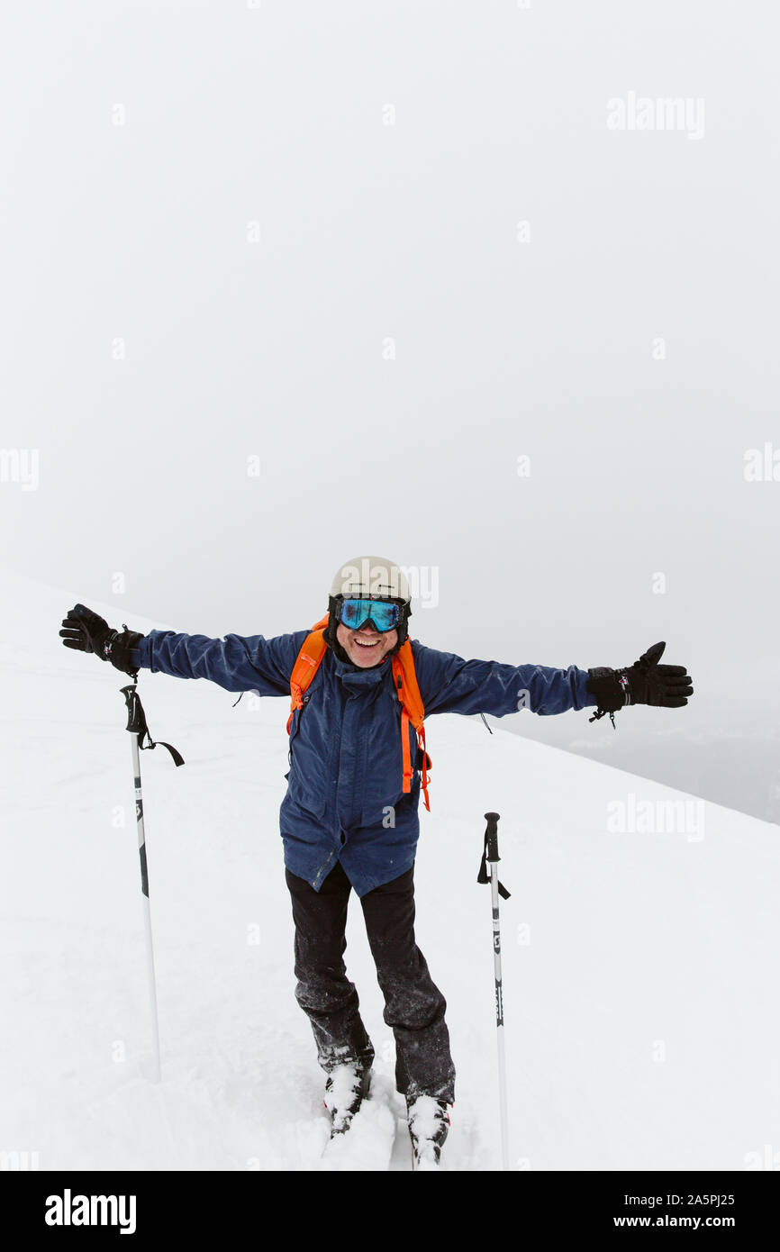 Mann auf der Skipiste Stockfoto